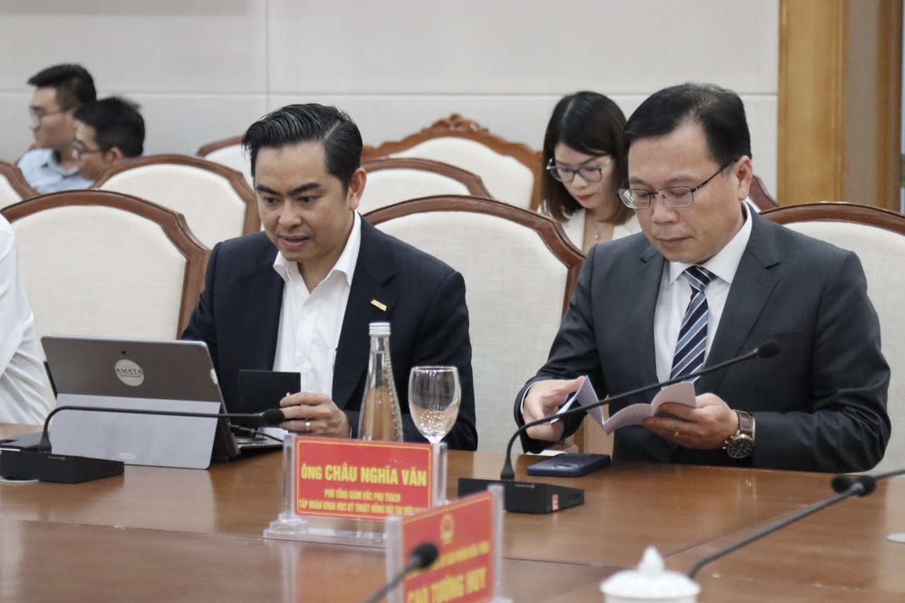 Photo from left: Mr. Nguyen Van Nhan, General Director of AMATA City Ha Long and Hon Hai Precision Industry President Mr. I-Wen Chou