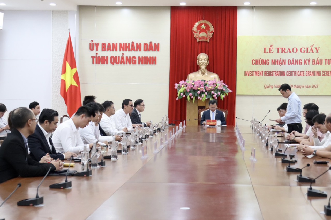 Representatives of Foxconn, Vice President of Hon Hai Precision Industry in Vietnam, and delegates from AMATA City Ha Long attended the ceremony which was presided over by Mr. Cao Tuong Huy, Acting Chairman of the People’s Committee of Quang Ninh province. 