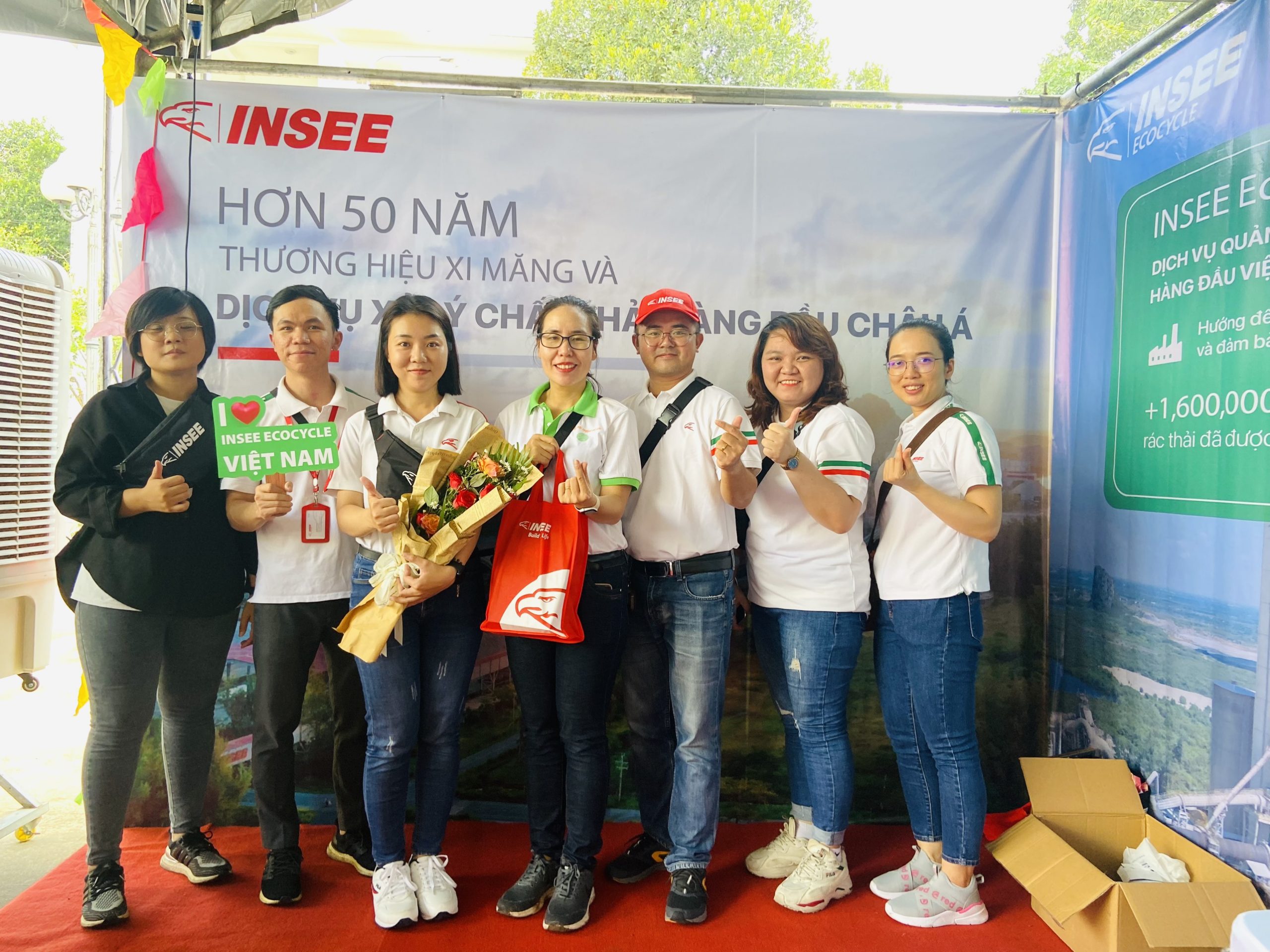 Image 1: INSEE participated in opening a gift exchange booth in the Green Dong Nai Week program, organized by the Department of Natural Resources and Environment of Dong Nai province