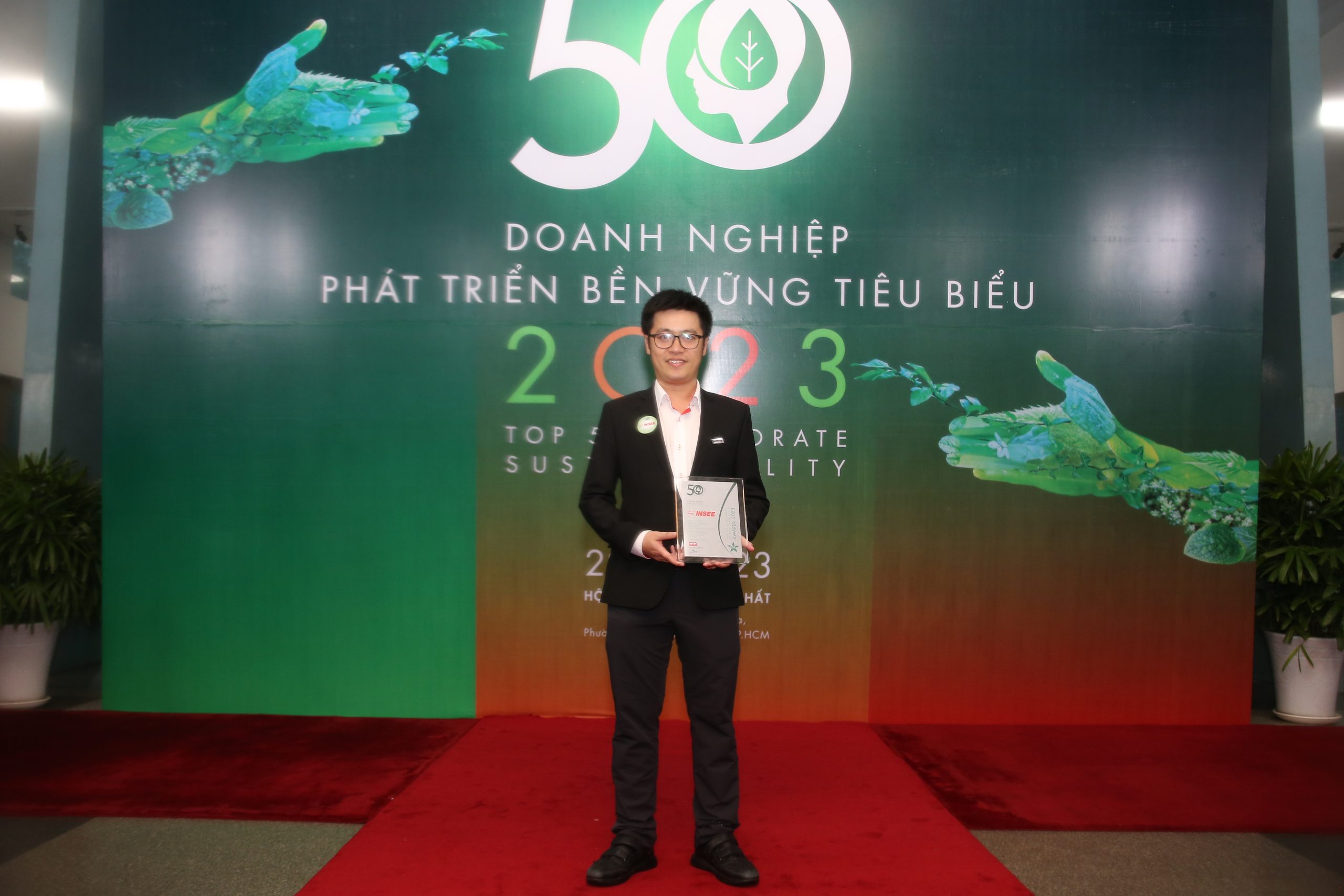 Mr. Dao Nguyen Khanh - Head of Corporate Communications and Sustainable Development representing INSEE Vietnam received the Top 50 Corporate Sustainability Awards (CSA) in 2023.