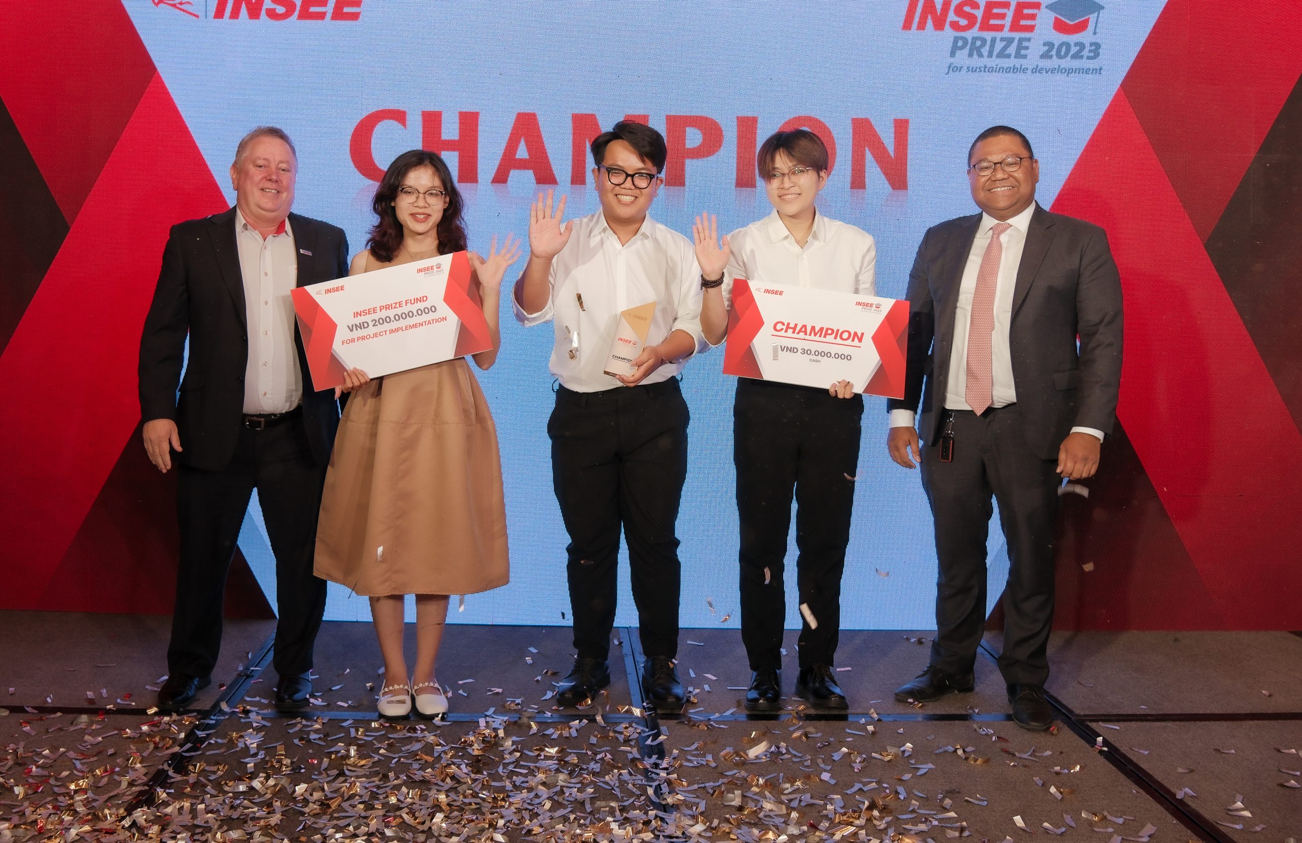 Picture 2: Mr. Eamon John Ginley - General Director of INSEE Vietnam and Mr. Jakrit Ruangkajorn - Deputy Consulate General of Thailand in Ho Chi Minh City awarded the INSEE Prize 2023 Champion for the topic "Mother's House" – A shelter for women with unexpected pregnancies.