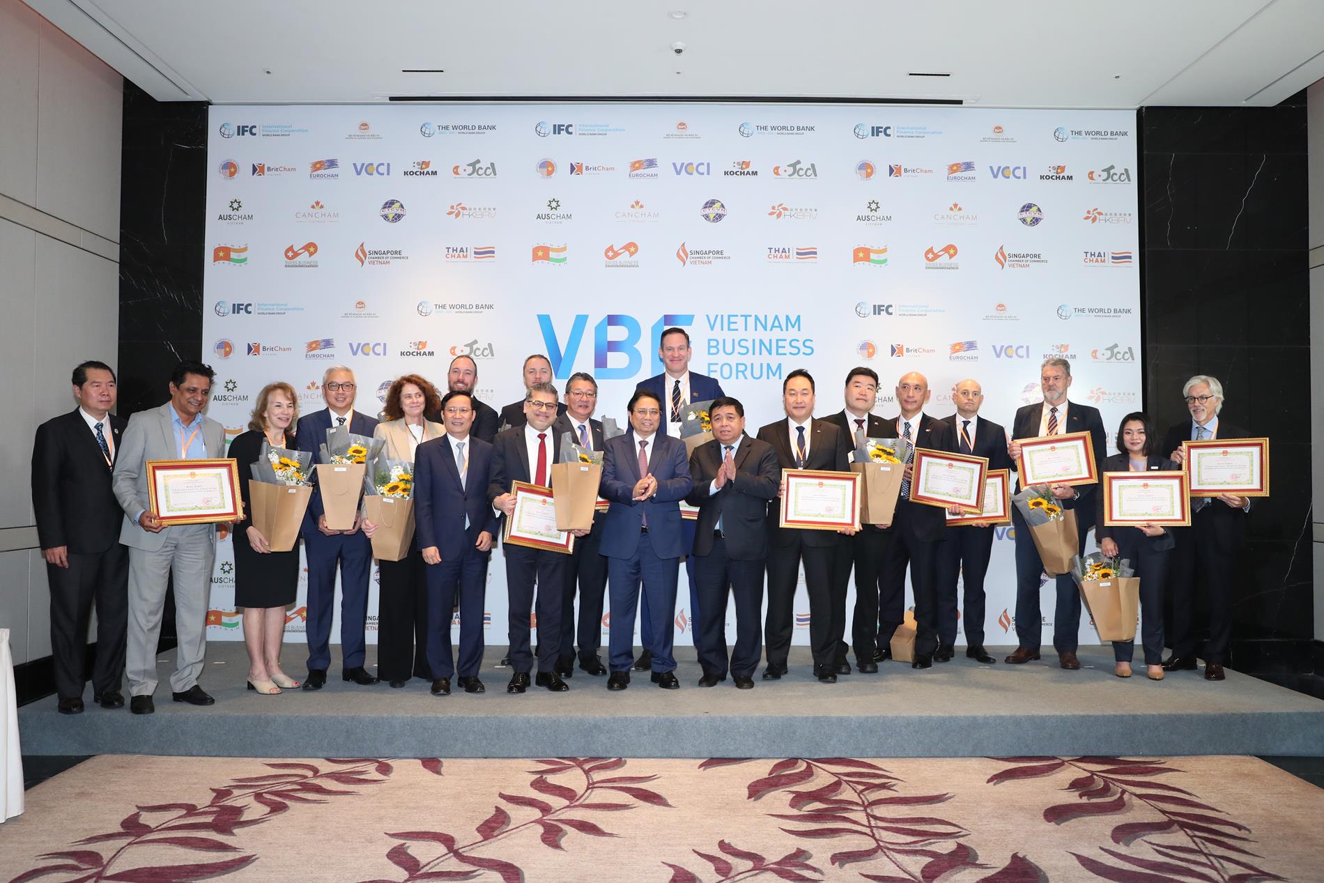 PM Pham Minh Chinh & Minister Nguyen Chi Dung awarded Certificates of Merit from the Ministry of Planning and Investment to outstanding business chambers. 