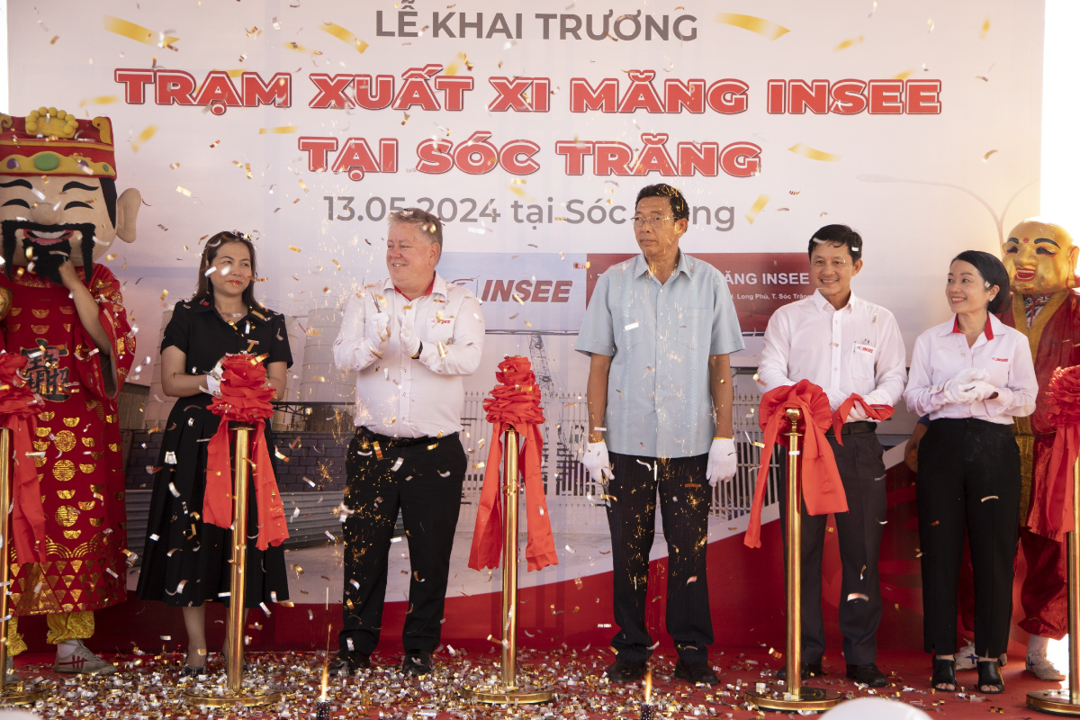 Image 1: Local government representatives and the management board of INSEE Vietnam cut the ribbon at the opening ceremony of INSEE dispatch terminal in Soc Trang