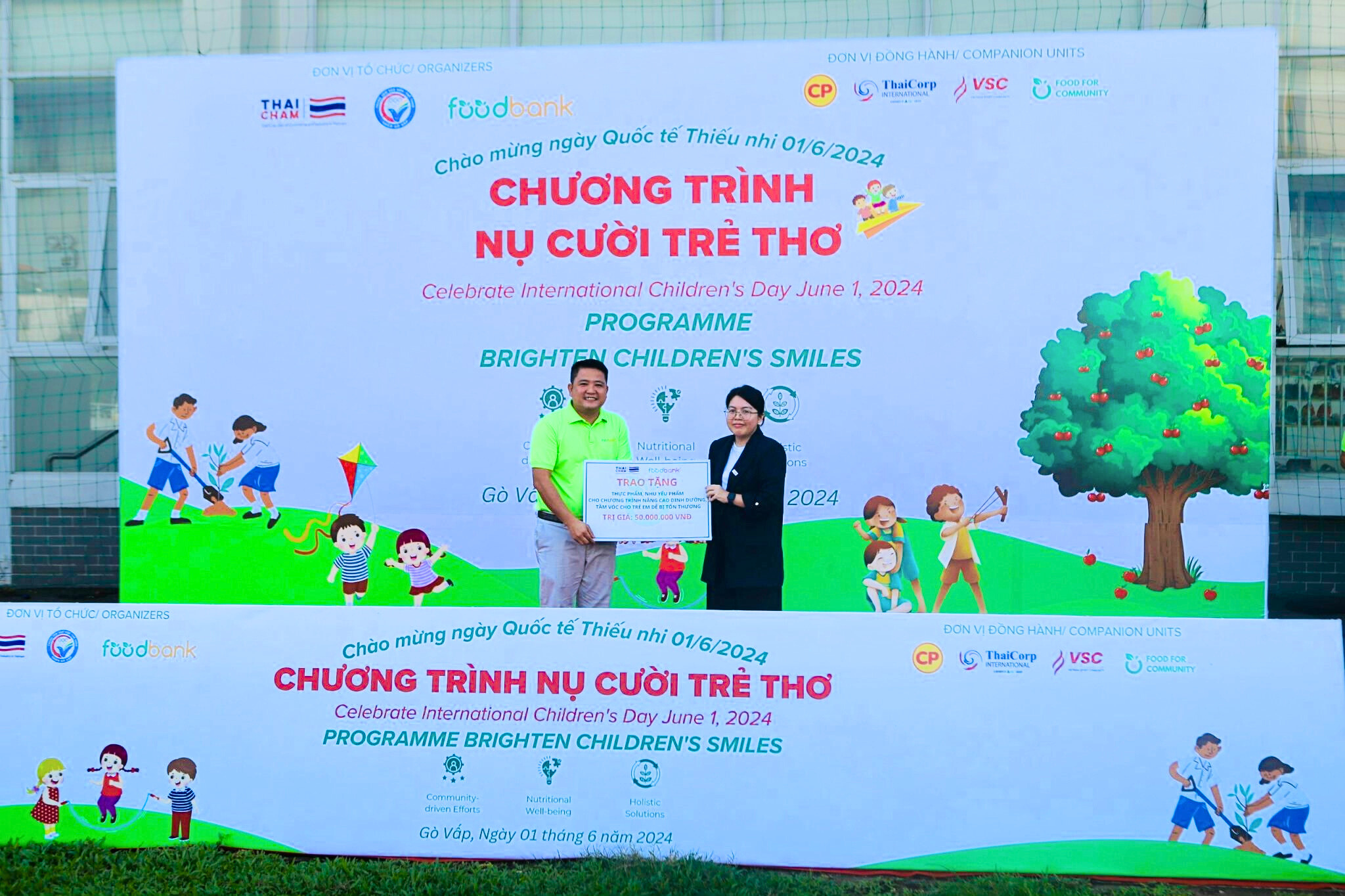 ThaiCham representatives present VND 50 Million to Support Vulnerable Children's Nutrition and Growth.