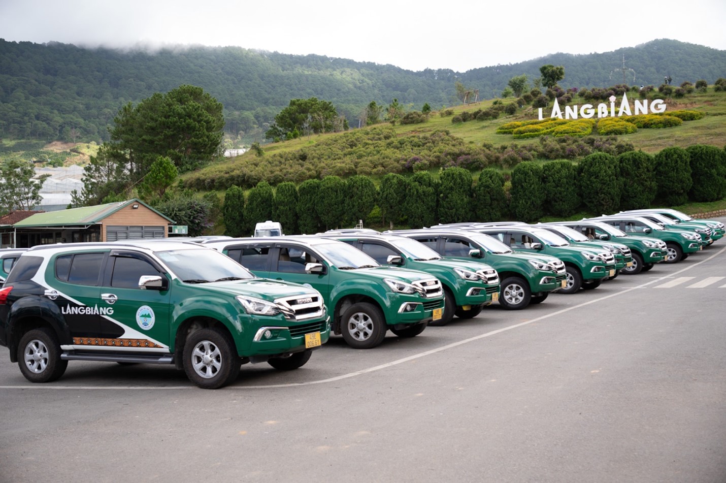 Photo: ISUZU mu-X lineup of Lac Duong Transportation Cooperative in Lam Dong.