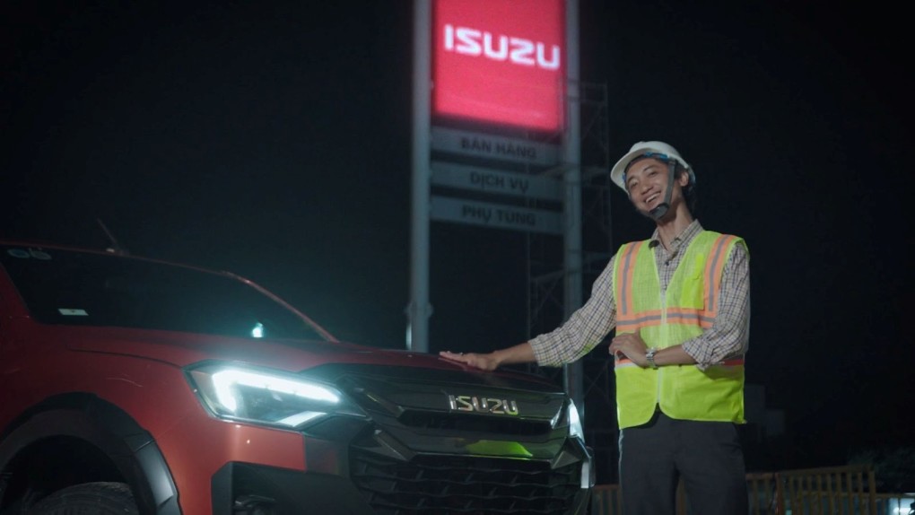 ISUZU D-MAX pickup accompanies construction business owners.