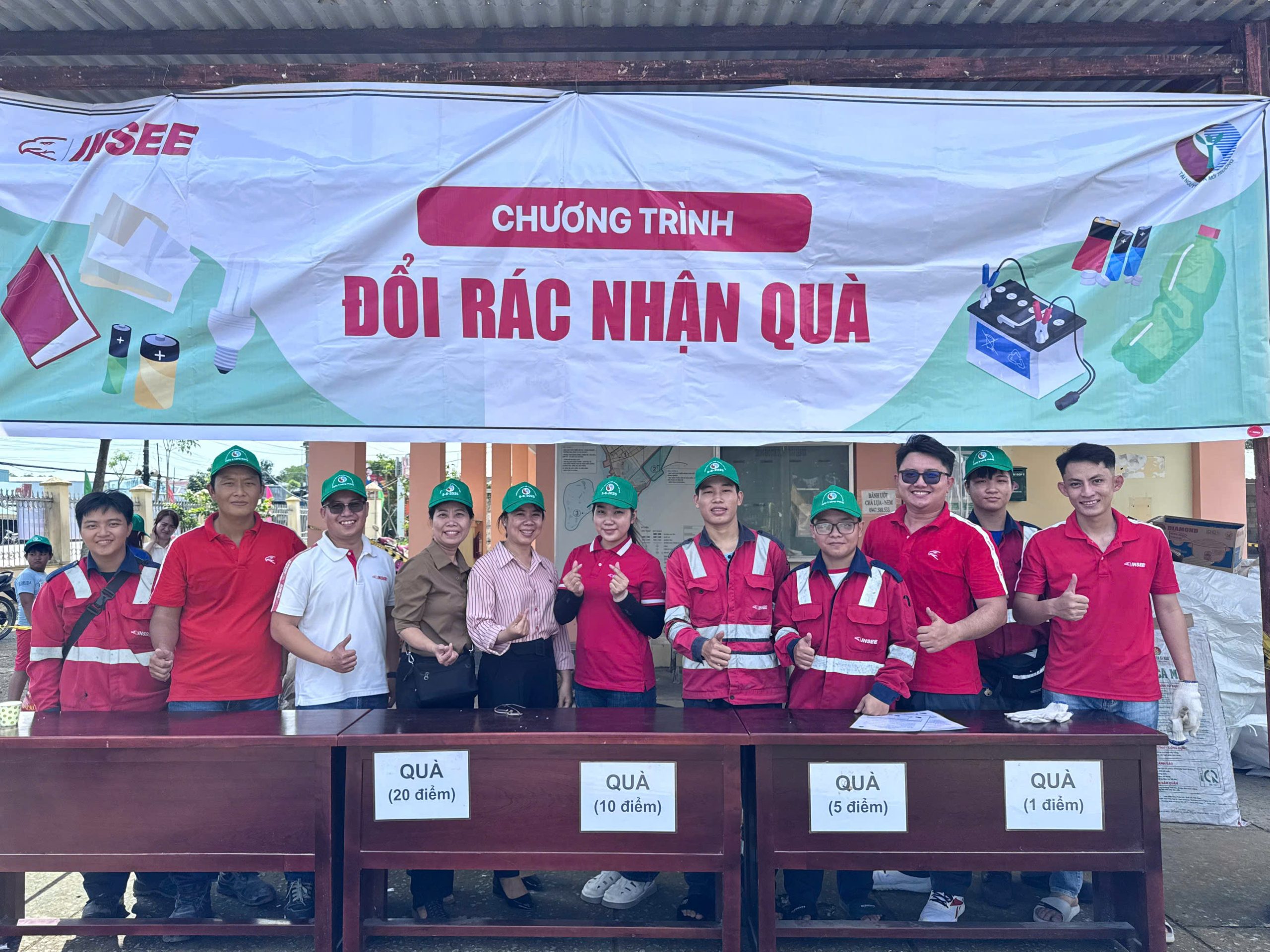 Picture: INSEE Hon Chong Cement Plant coordinated with the Department of Agriculture & Environment of Kien Luong District and the People’s Committee of Kien Binh Commune (Kien Giang Province) to organize the 3rd “Waste Exchange” program in the area.