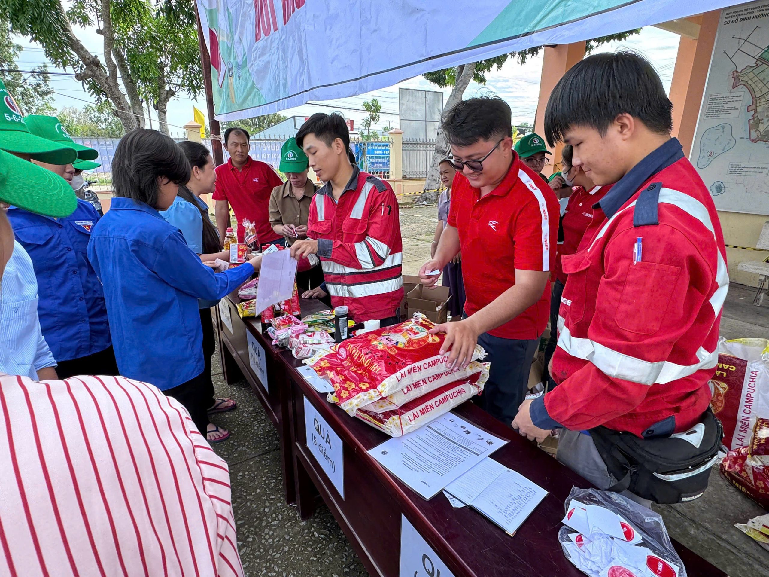 Picture: INSEE Hon Chong Cement Plant coordinated with the Department of Agriculture & Environment of Kien Luong District and the People’s Committee of Kien Binh Commune (Kien Giang Province) to organize the 3rd “Waste Exchange” program in the area.