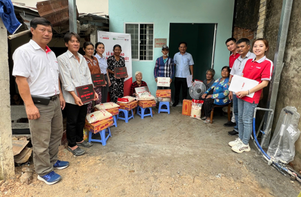 Picture 2: Mr. Ong Van Ty – Chairman of the Vietnam Fatherland Front Committee of Kien Luong District, together with INSEE Vietnam representatives, hands over 5 Great Unity houses built through collaboration between INSEE and the local government.