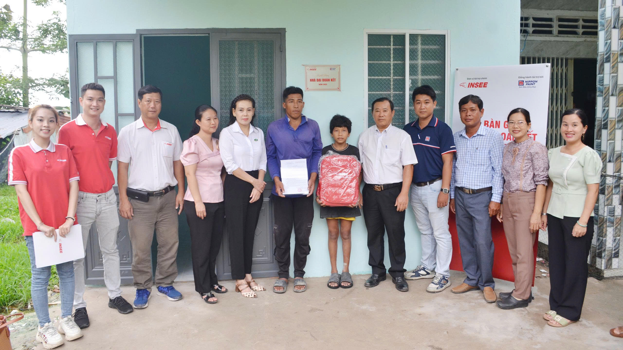 Picture: Representatives of local authorities, INSEE Vietnam, and partners hand over 6 Great Unity houses to families in Kien Giang province.