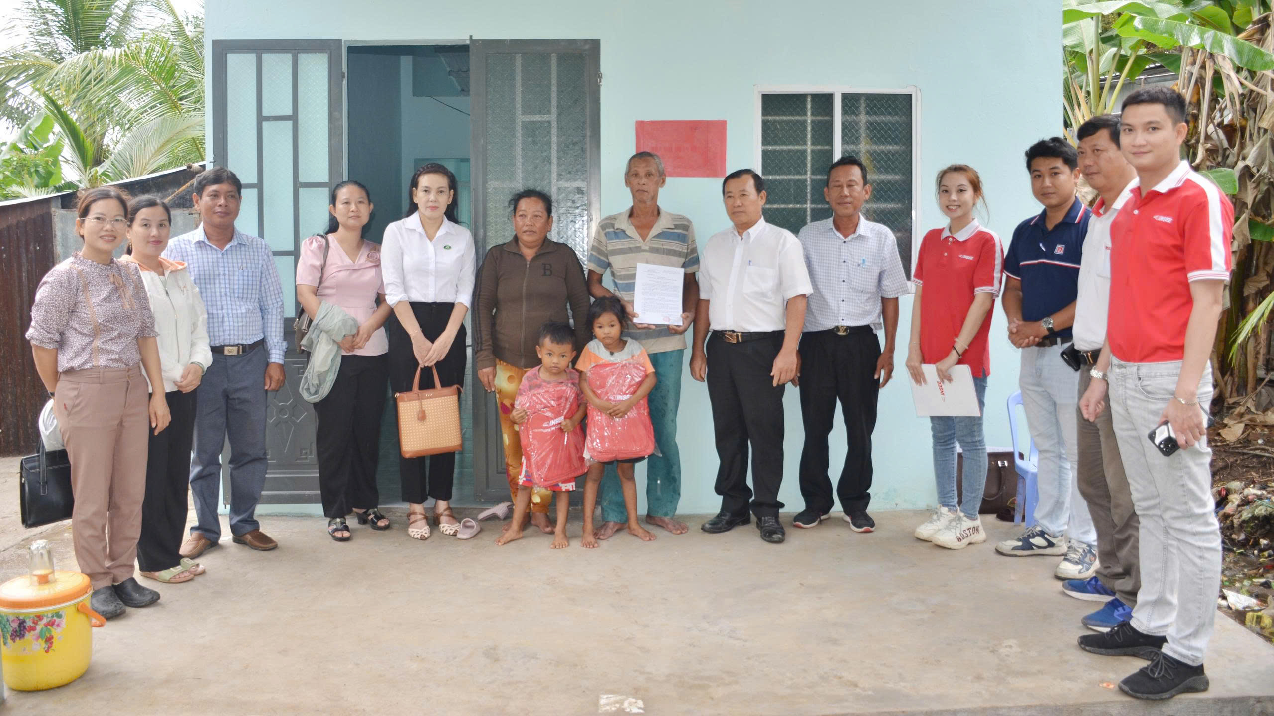 Picture: Representatives of local authorities, INSEE Vietnam, and partners hand over 6 Great Unity houses to families in Kien Giang province.