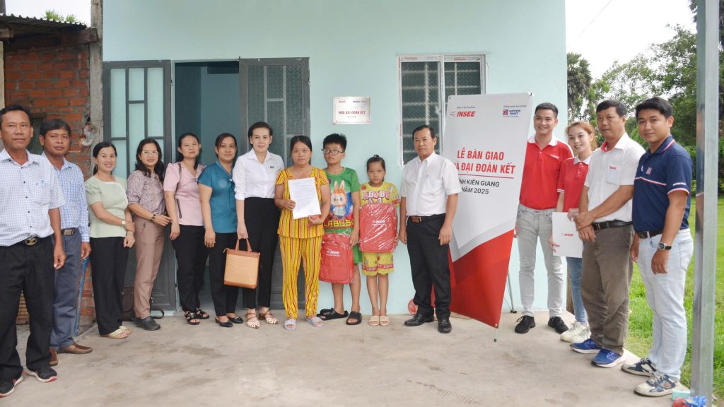 Picture: Representatives of local authorities, INSEE Vietnam, and partners hand over 6 Great Unity houses to families in Kien Giang province.