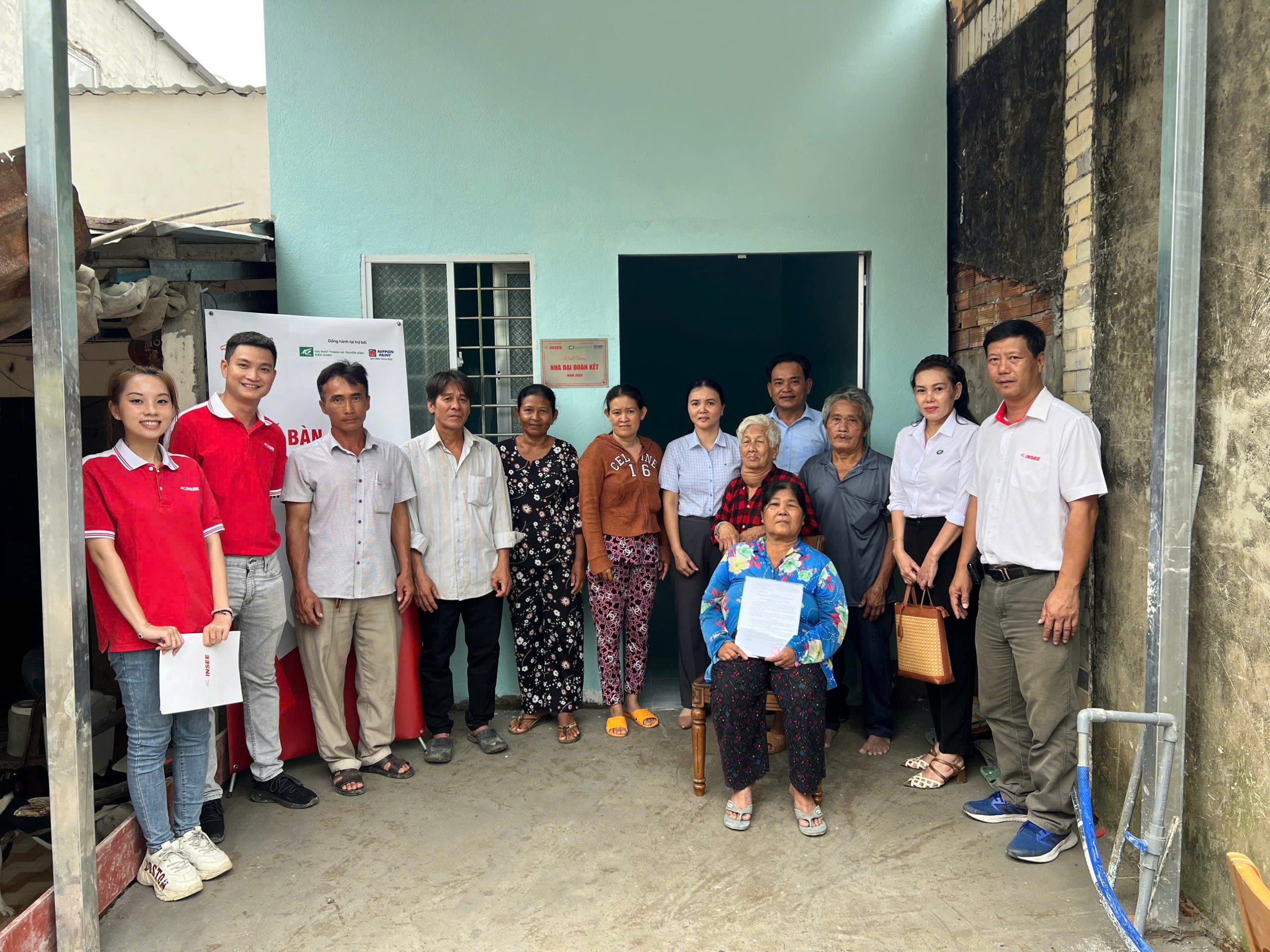 Picture: Representatives of local authorities, INSEE Vietnam, and partners hand over 6 Great Unity houses to families in Kien Giang province.