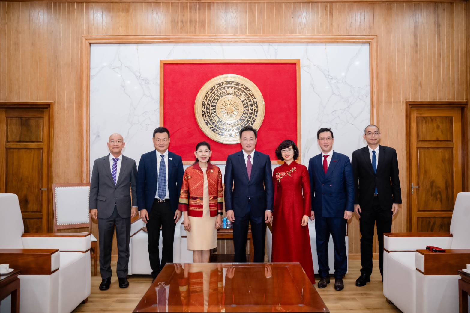 Ambassador Urawadee Sriphiromya led a Thai business delegation to meet with the leadership of Hung Yen province