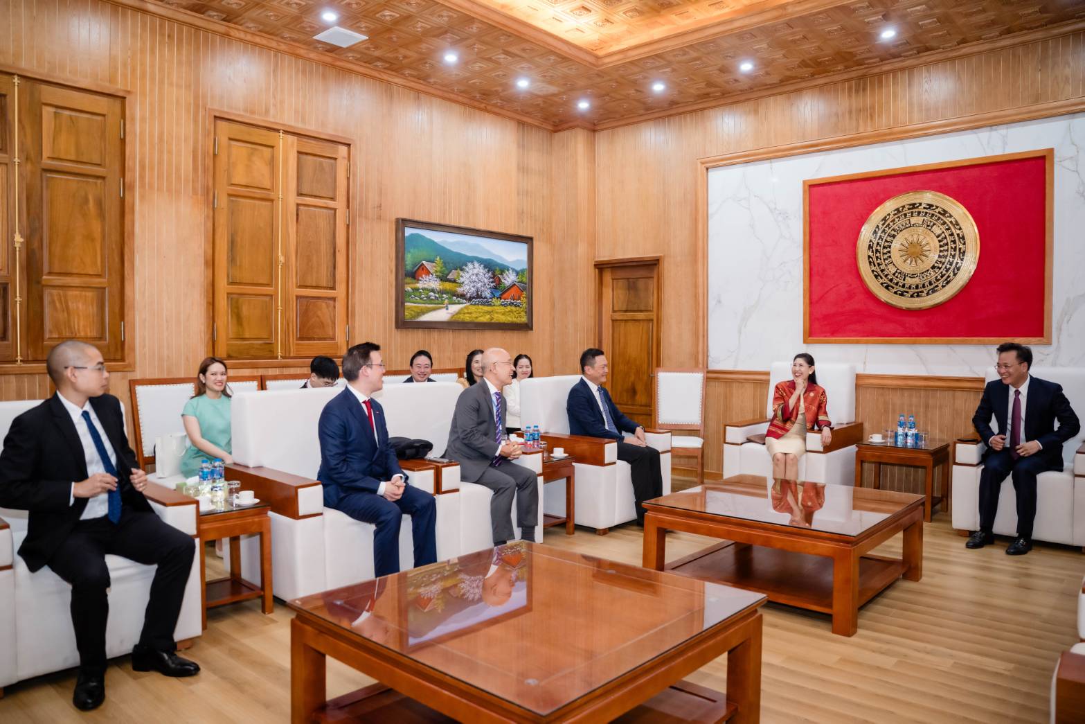 Ambassador Urawadee Sriphiromya led a Thai business delegation to meet with the leadership of Hung Yen province