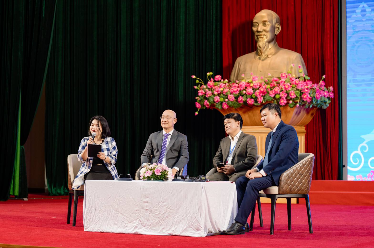 Ms. Phayom Visouveth, Vice Chairman of ThaiCham, moderated the seminar on the topic of "Connecting Supply Chains between Thailand and Vietnam."