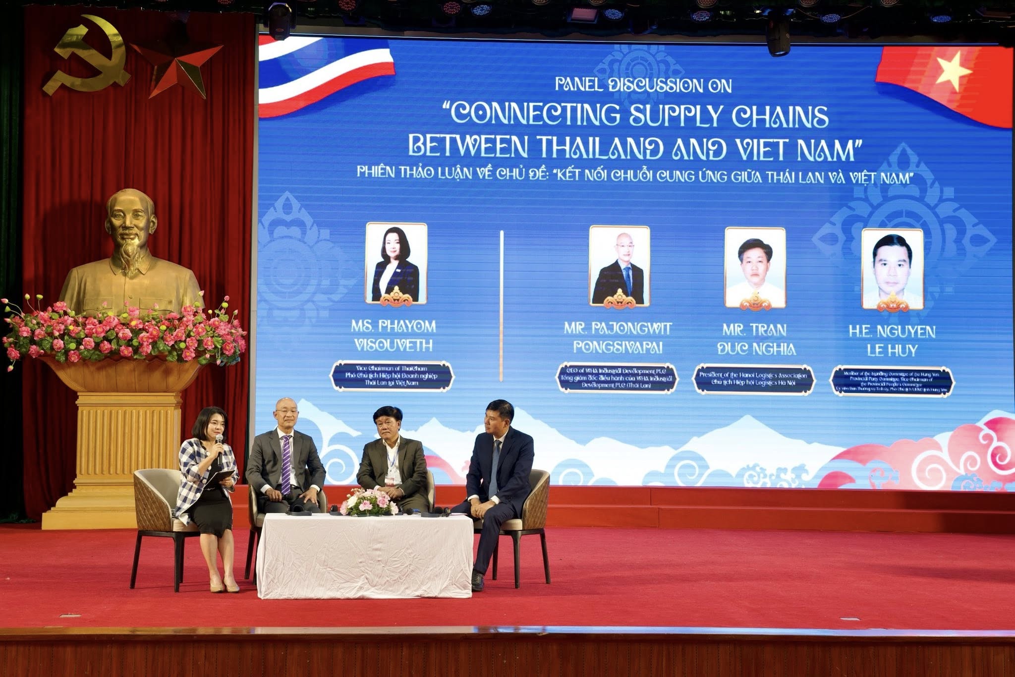 Ms. Phayom Visouveth, Vice Chairman of ThaiCham, moderated the seminar on the topic of "Connecting Supply Chains between Thailand and Vietnam."