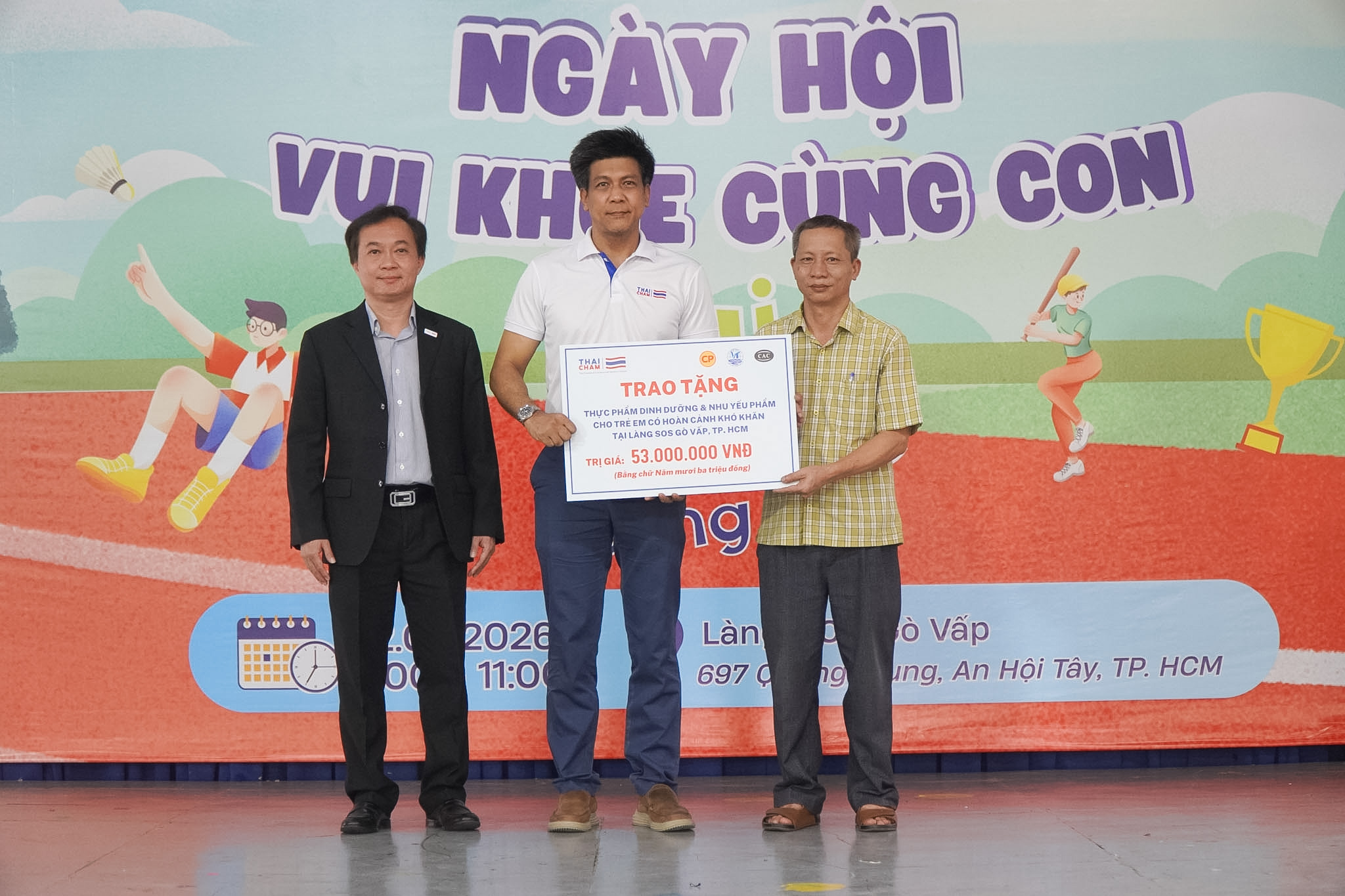 ThaiCham, together with sponsors C.P. Vietnam, CAC Vietnam, and Viet Thai Trung Trading Co., Ltd., presented support packages with a total value of VND 53 million to the children at the village.